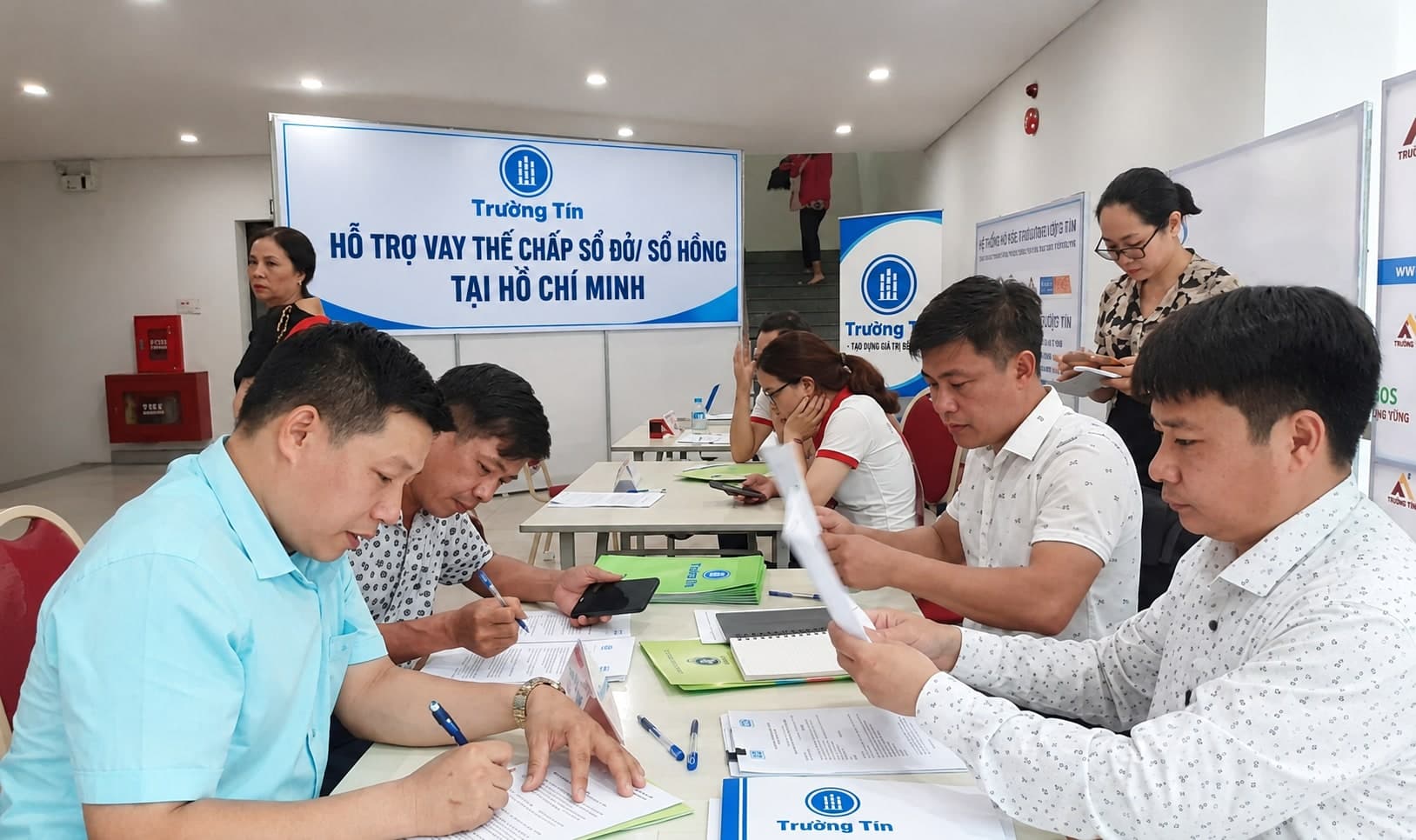 Trường Tín hỗ trợ khách hàng làm hồ sơ vay thế chấp sổ đỏ, sổ hồng tại TP.HCM
