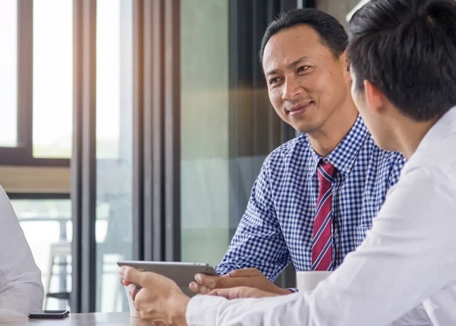 Buổi trao đổi giữa chuyên viên và khách hàng tại văn phòng