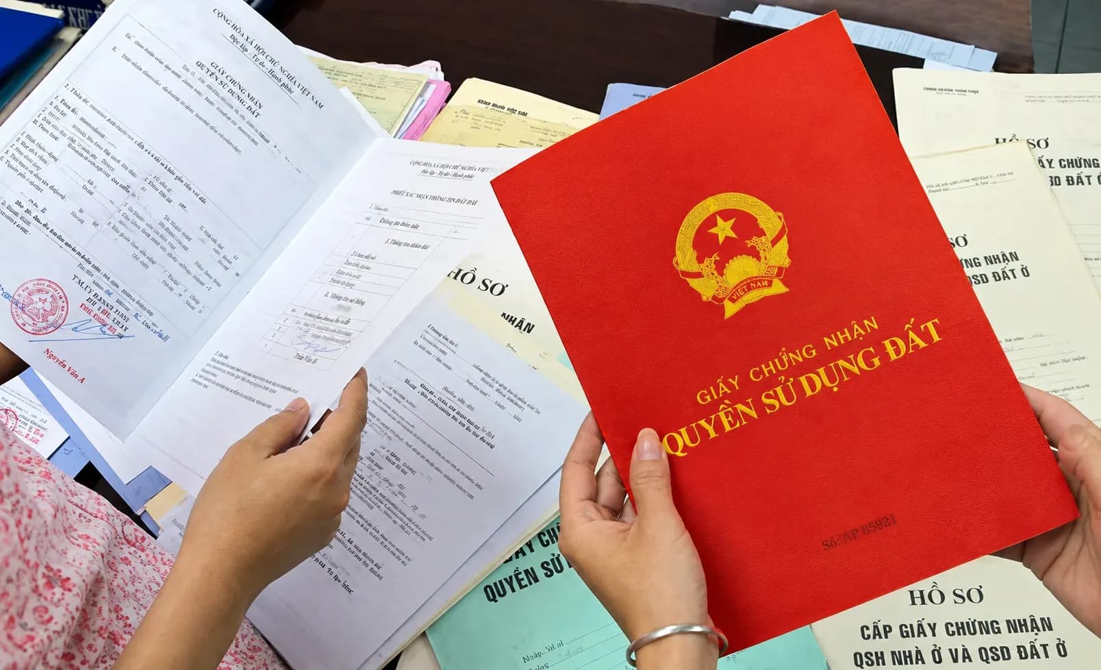 Nợ xấu có vay thế chấp sổ đỏ được không? Điều kiện cần biết
