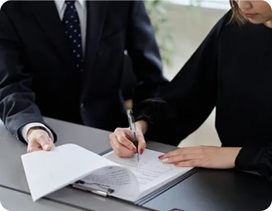 Chuyên viên Trường Tín hướng dẫn khách hàng ký hồ sơ vay thế chấp